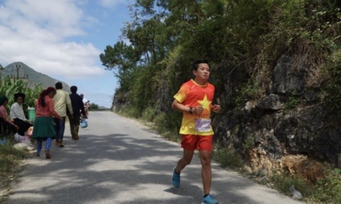 Ong Doan Ngoc Hai nhu sieu nhan, vua chay xe lai “nuot” 42km marathon-Hinh-3