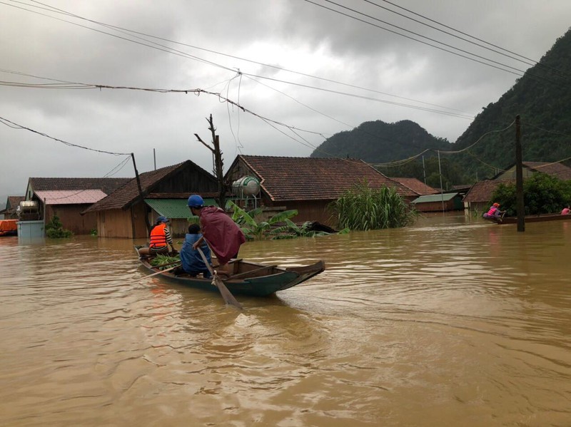 Lu lut mien Trung: Nuoc lu troi di, tinh nguoi o lai!-Hinh-2