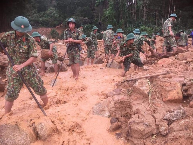 Lu lut mien Trung: Nuoc lu troi di, tinh nguoi o lai!-Hinh-12