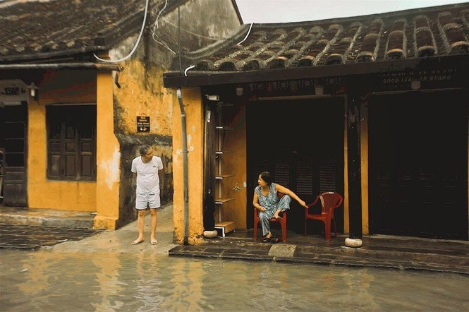 Nhung cau chuyen dang yeu dang sau bo anh “Venice Hoi An” thap sang nhung ngay mua lu-Hinh-10