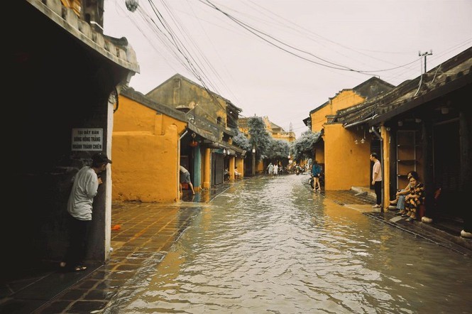 Nhung cau chuyen dang yeu dang sau bo anh “Venice Hoi An” thap sang nhung ngay mua lu-Hinh-14