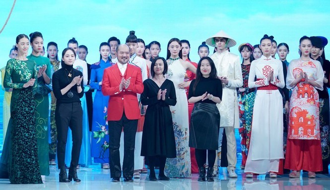 Hoa hau Trung Quoc gay tranh cai khi mac ao dai Viet Nam thi tai nang tai Miss Earth 2020-Hinh-4
