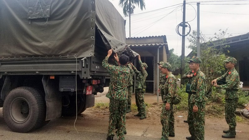 Dieu trong thay tu hinh anh bo doi cu Ho trong lu lut mien Trung-Hinh-6