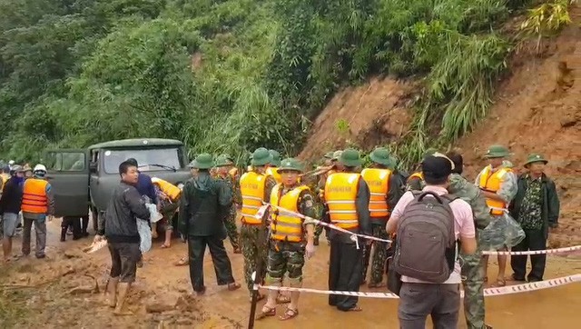 Dieu trong thay tu hinh anh bo doi cu Ho trong lu lut mien Trung-Hinh-14