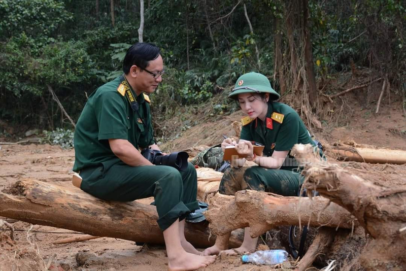 Cam phuc nu phong vien loi rung, dap nui dua tin mien Trung ngap lut-Hinh-2