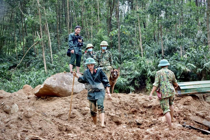 Cam phuc nu phong vien loi rung, dap nui dua tin mien Trung ngap lut-Hinh-3