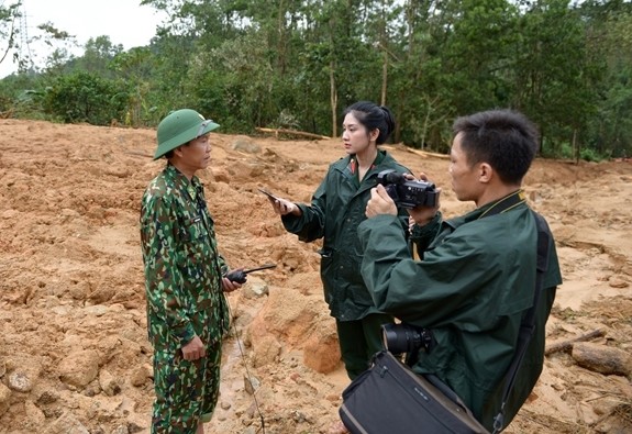 Cam phuc nu phong vien loi rung, dap nui dua tin mien Trung ngap lut-Hinh-7