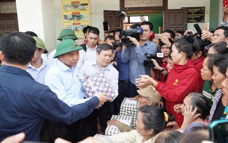 Thu tuong kiem tra viec khac phuc hau qua mua lu tai Quang Binh