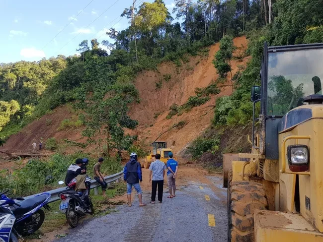 Sat lo vui lap 53 nguoi o Quang Nam: Tram can bo, chien si mo duong cuu nan-Hinh-3