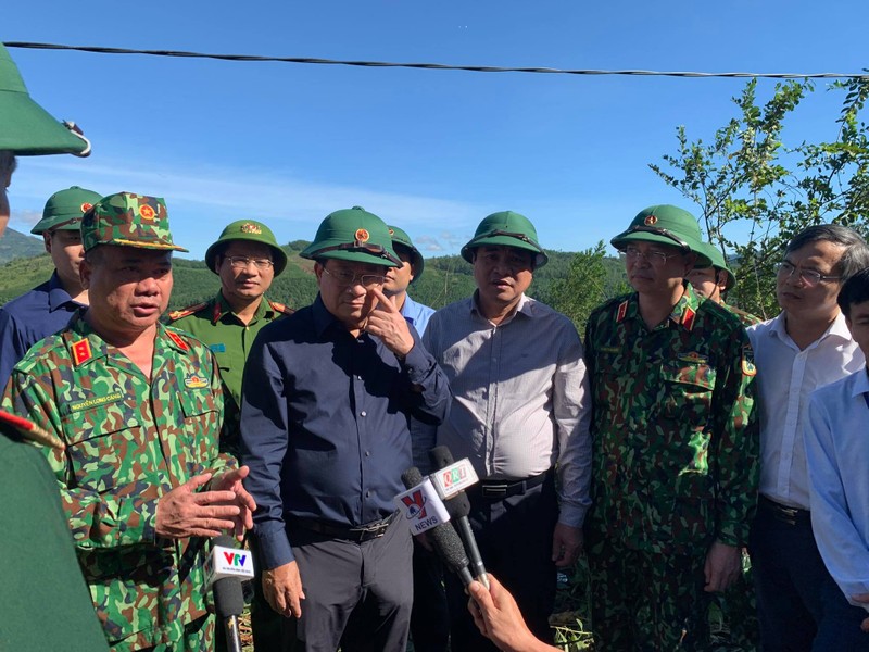 Sat lo vui lap 53 nguoi o Quang Nam: Tram can bo, chien si mo duong cuu nan