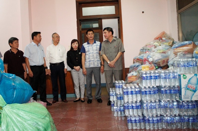 Bi thu Tinh uy Dak Lak dan dau doan di tham, ho tro cac tinh mien Trung