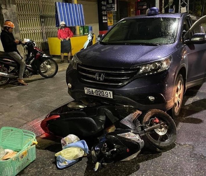 Oto keo le xe may cho san phu di sinh khoang 500m