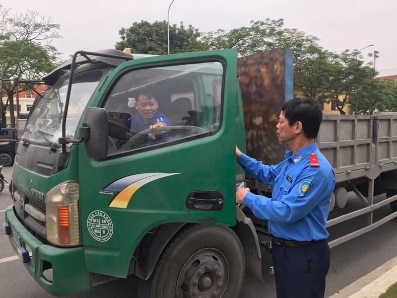 Hai Duong: Lai xe qua tai con chong doi luc luong chuc nang