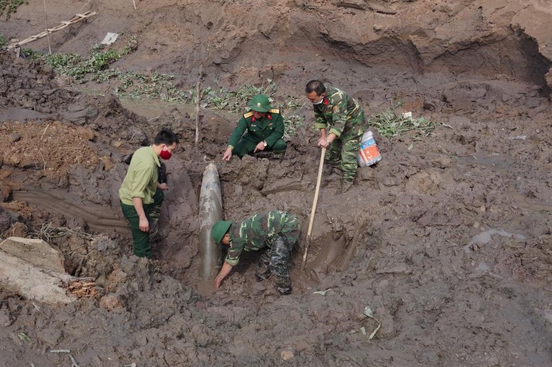 Hai Duong: Huy no thanh cong qua bom dai 1,5m, nang 300kg