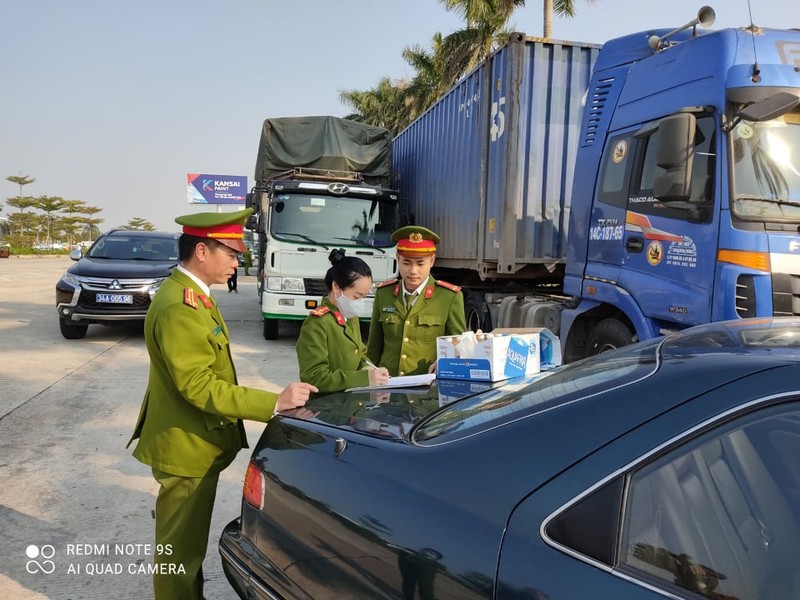 Cuc truong Hai quan Quang Ninh noi ve vu 300 tan hang nghi lau-Hinh-2