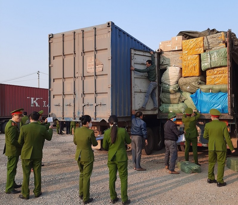 Cuc truong Hai quan Quang Ninh noi ve vu 300 tan hang nghi lau-Hinh-4