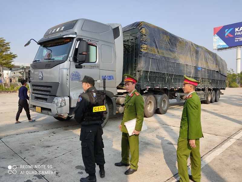 Cuc truong Hai quan Quang Ninh noi ve vu 300 tan hang nghi lau