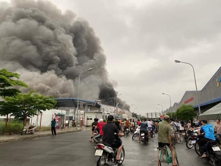 Hai Duong: Chay lon tai Cong ty Doosan, hon 70 canh sat tham gia dap lua-Hinh-5