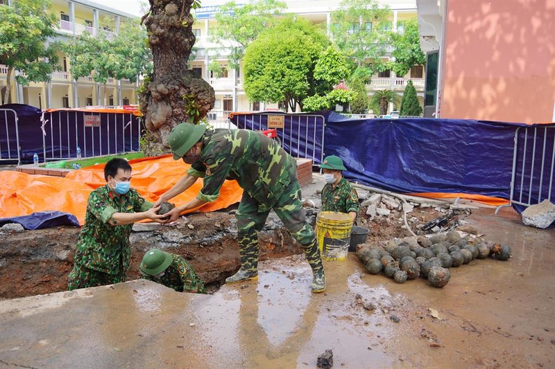 Can canh hon 300 vat no nghi bom trong tru so UBND TP Hai Duong-Hinh-2