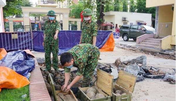 Can canh hon 300 vat no nghi bom trong tru so UBND TP Hai Duong-Hinh-5