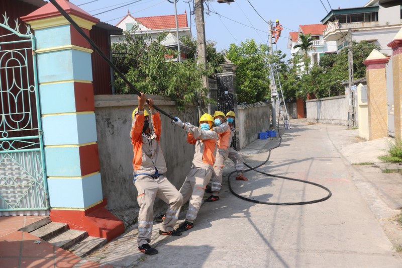 Anh: Cong nhan dien luc lam viec duoi troi nang gat tren 40 do-Hinh-8