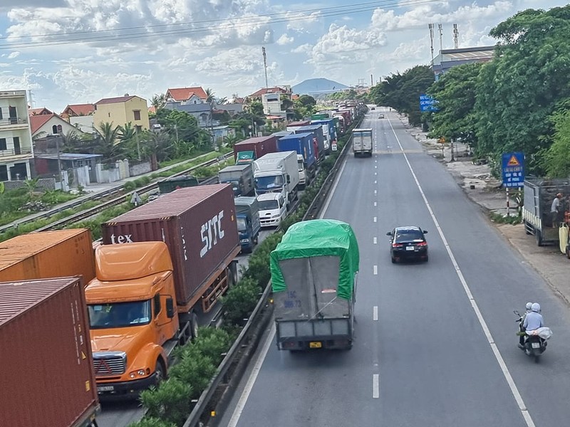 Canh tac QL5 do Hai Phong test nhanh COVID-19 tai chot kiem soat