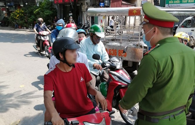 Ha Noi: Cach ly tap trung nguoi ve tu dia phuong co dich dang gian cach xa hoi