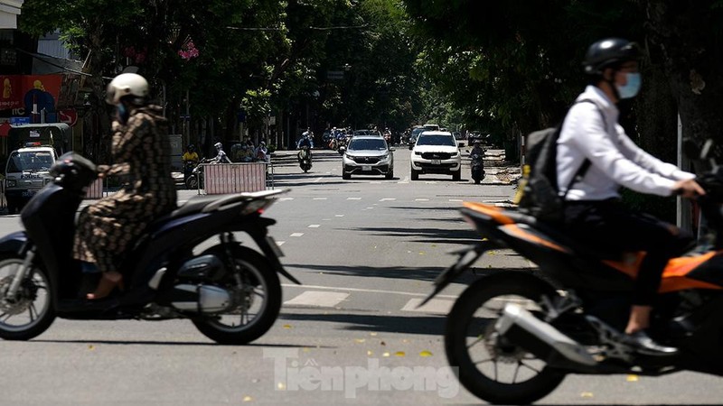 Duong pho Ha Noi tap nap du dang gian cach theo chi thi 16-Hinh-4