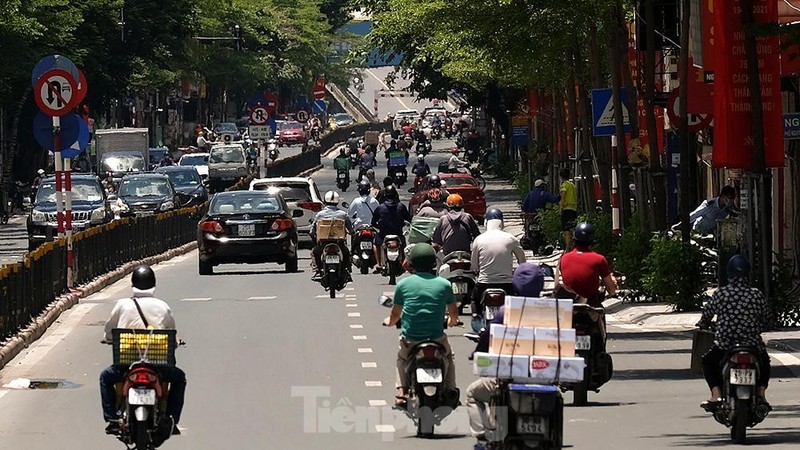 Duong pho Ha Noi tap nap du dang gian cach theo chi thi 16-Hinh-8