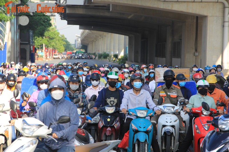 Nguoi tiem 2 mui vac xin duoc ra duong: “Bo Y Te phai chu dong“