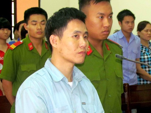 Nhin lai vu nguoi phu nu tren dat Cang bi doat mang-Hinh-13