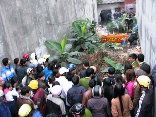 Nhin lai vu nguoi phu nu tren dat Cang bi doat mang