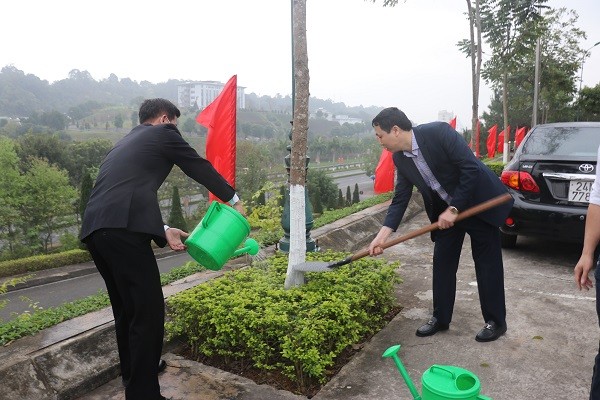 Dang thenh thang quan lo, vi sao Chanh TT Lao Cai bi ky luat?-Hinh-10