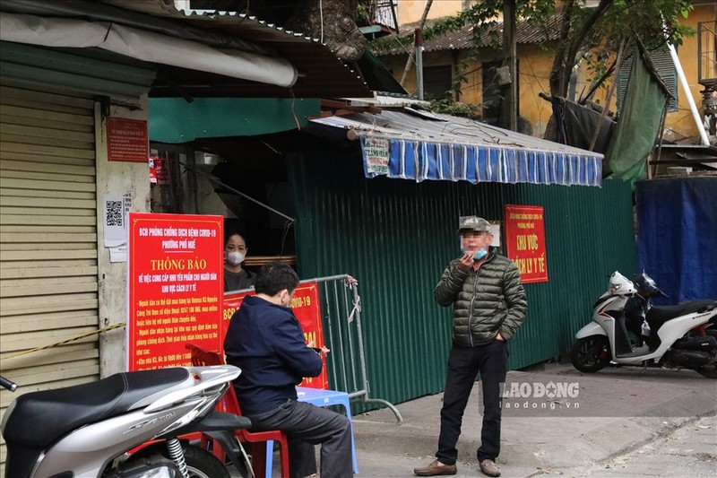 Nguoi dan o cac vung cam Ha Noi khong deo khau trang, lo la phong dich-Hinh-10