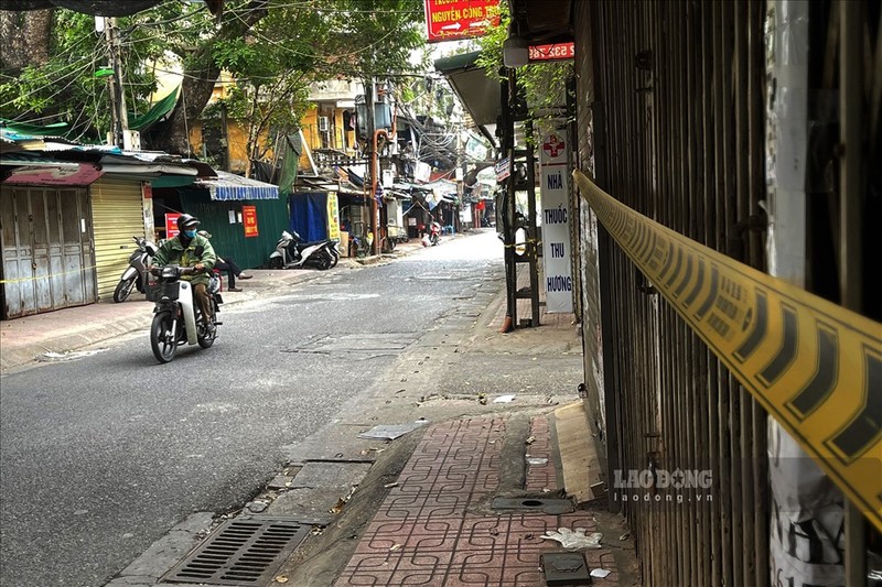 Nguoi dan o cac vung cam Ha Noi khong deo khau trang, lo la phong dich-Hinh-12