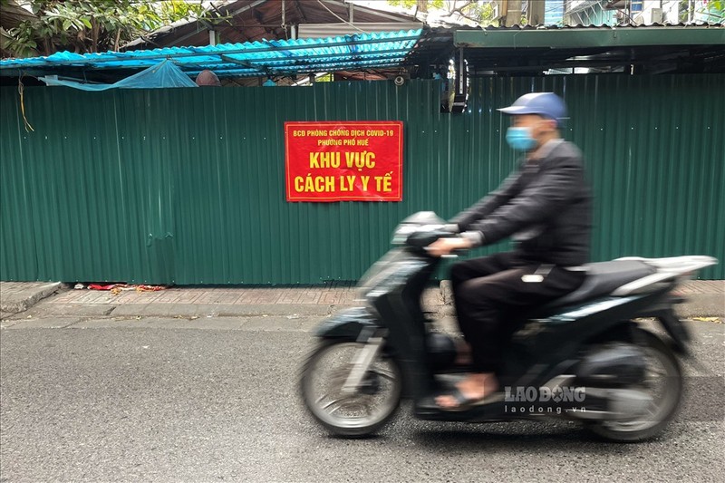 Nguoi dan o cac vung cam Ha Noi khong deo khau trang, lo la phong dich-Hinh-13