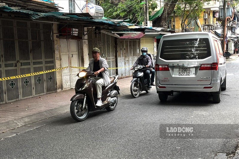 Nguoi dan o cac vung cam Ha Noi khong deo khau trang, lo la phong dich-Hinh-14