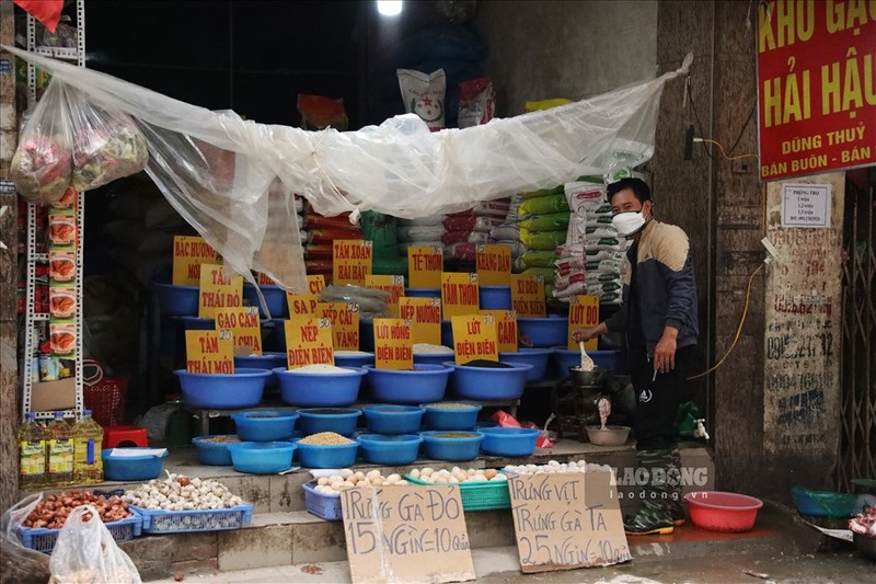 Nguoi dan o cac vung cam Ha Noi khong deo khau trang, lo la phong dich-Hinh-4