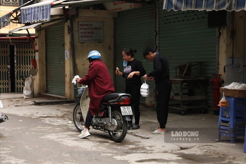 Nguoi dan o cac vung cam Ha Noi khong deo khau trang, lo la phong dich-Hinh-7