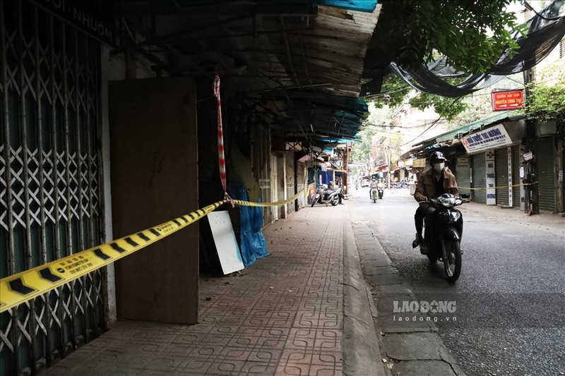 Nguoi dan o cac vung cam Ha Noi khong deo khau trang, lo la phong dich