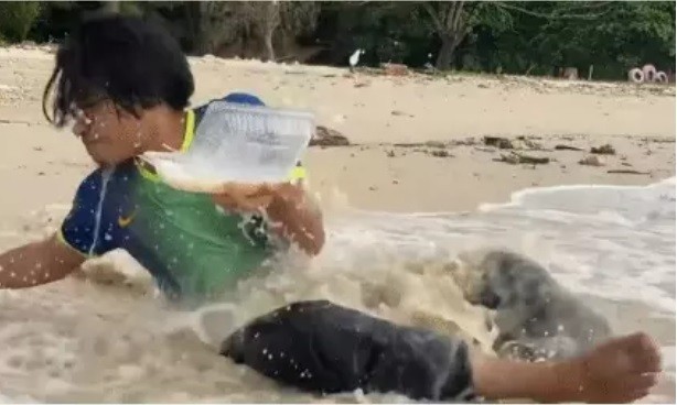 Cam banh ra bien vua an vua chill, thanh nien nhan ket dang long