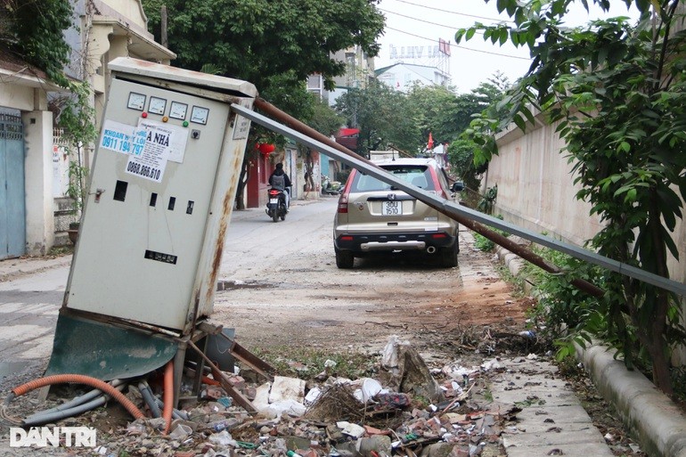 Can canh hang chuc bot dien “chong nang”, nam giua duong... cho giai cuu-Hinh-2