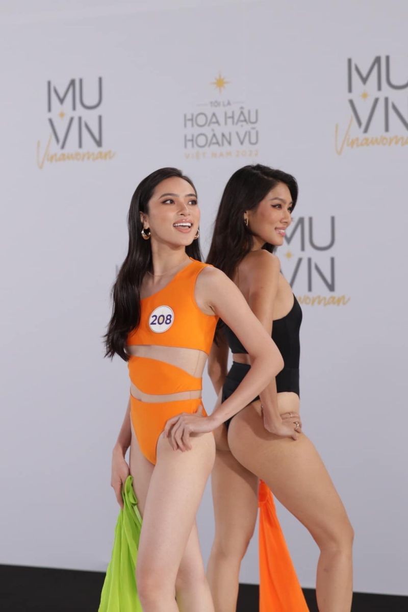 Nguoi dep di thi hoa hau: Chon vay khoe vong 1 qua da gay tranh cai-Hinh-6