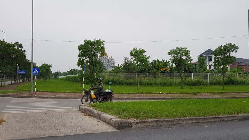 Hai Duong: Khu biet thu cao cap co toa lau dai “khung” duoc rao kin-Hinh-11