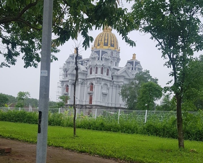 Hai Duong: Khu biet thu cao cap co toa lau dai “khung” duoc rao kin-Hinh-14