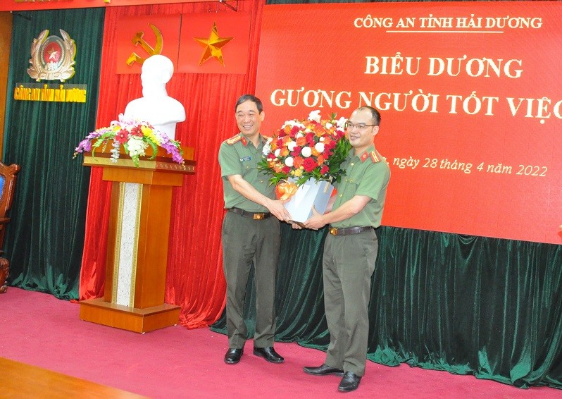Bo Cong an khen thuong thieu ta CA Hai Duong cuu 2 tre duoi nuoc-Hinh-2