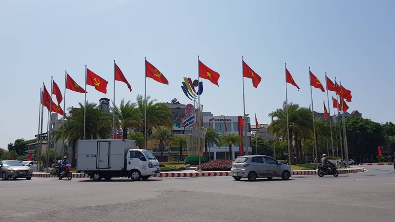 Thanh pho Hai Duong khac la, ruc ro co hoa chao mung SEA Games 31-Hinh-21