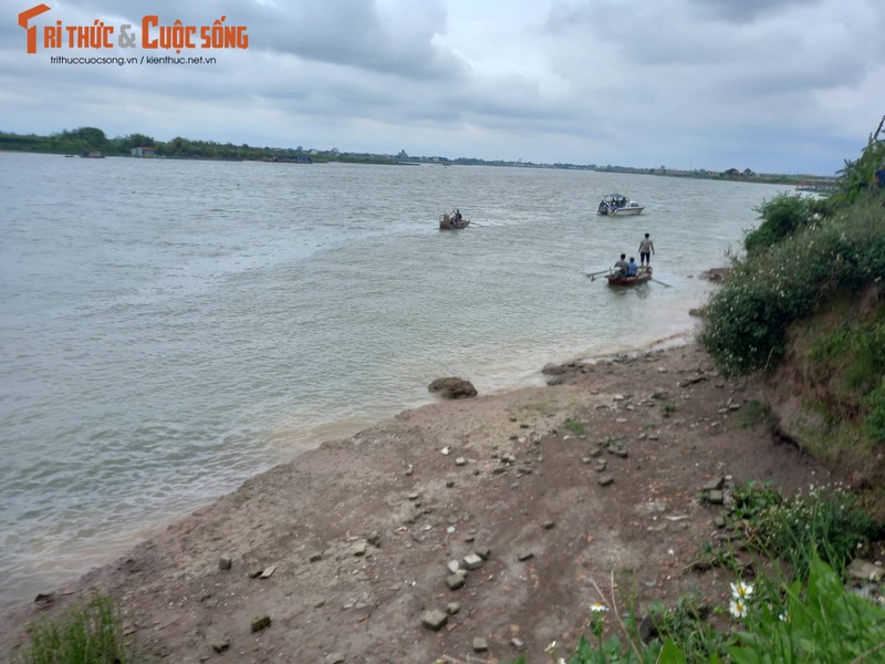 Hai Duong: Xuyen dem tim kiem 3 me con nu giao vien tren song-Hinh-4