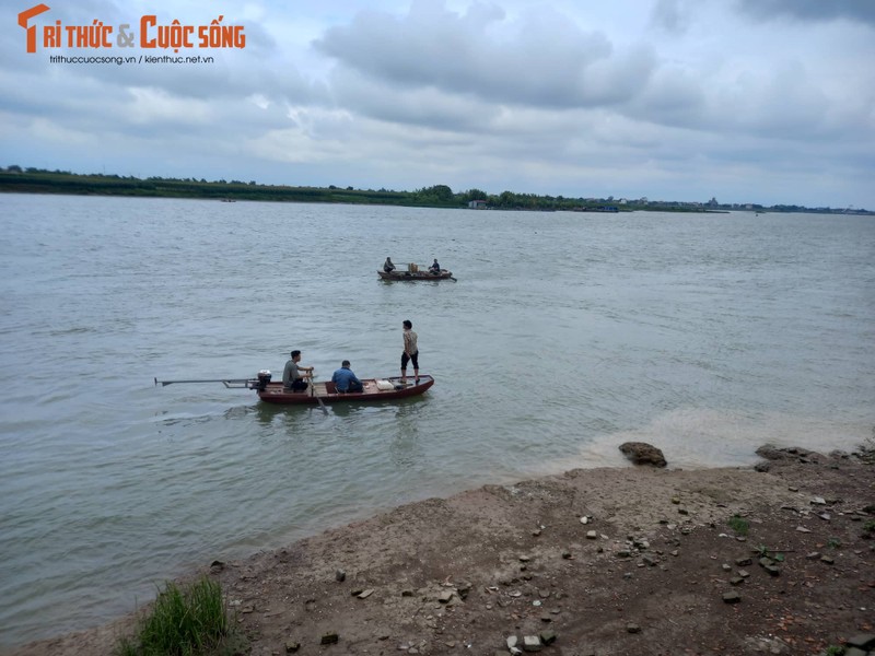 Hai Duong: Xuyen dem tim kiem 3 me con nu giao vien tren song-Hinh-5