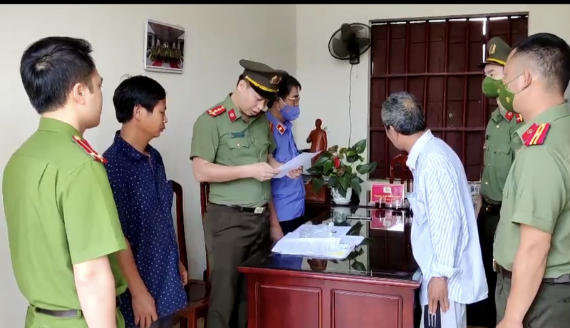 Khoi to 4 cuu can bo giao duc Nam Dinh “gia mao cong tac”